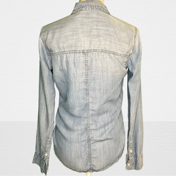 Abercrombie & Fitch Lyocell Medium Wash Denim Double Breast Pocket Button Down - Picture 4 of 6